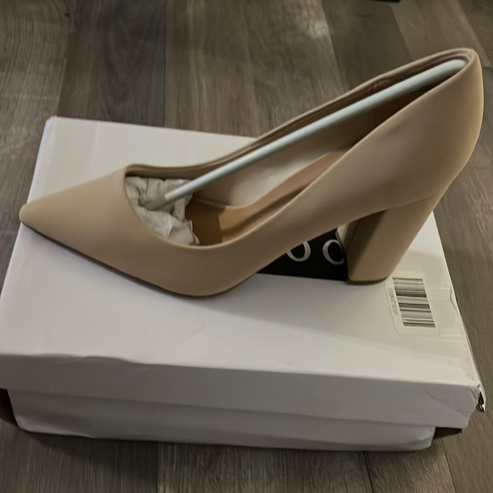 Nude narrow front blocked heel pump sz 9